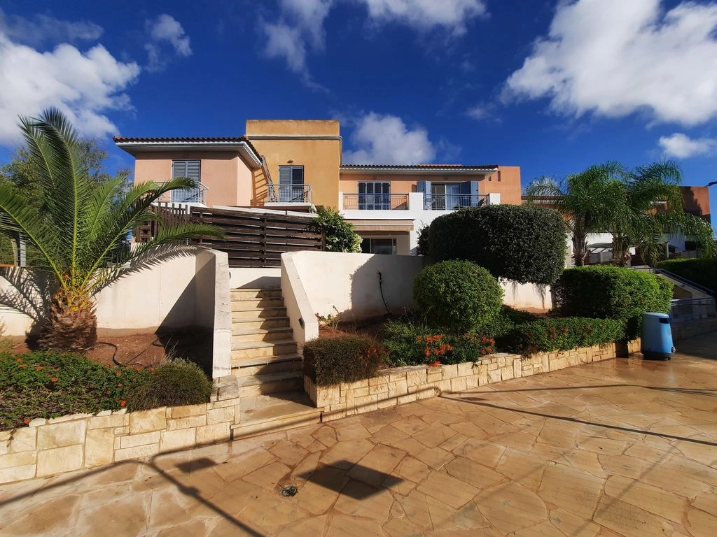 2-bed townhouse with communal pools in Anarita photo 23