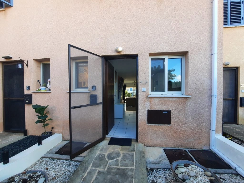 2-bed townhouse with communal pools in Anarita photo 5