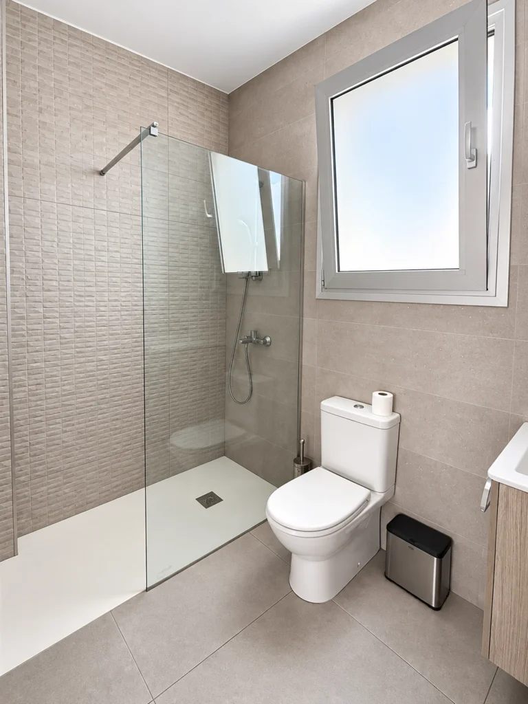 1-bed furnished apartment with covered parking in Engomi photo 5