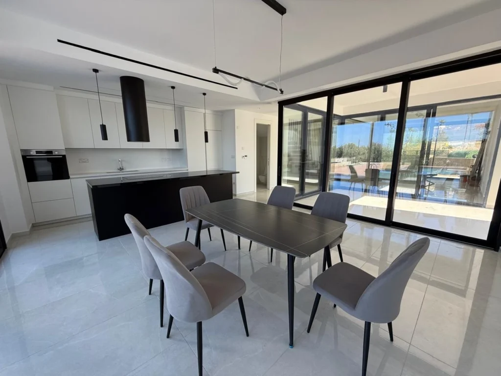 3-bed villa with private pool and sea views in Chlorakas photo 5