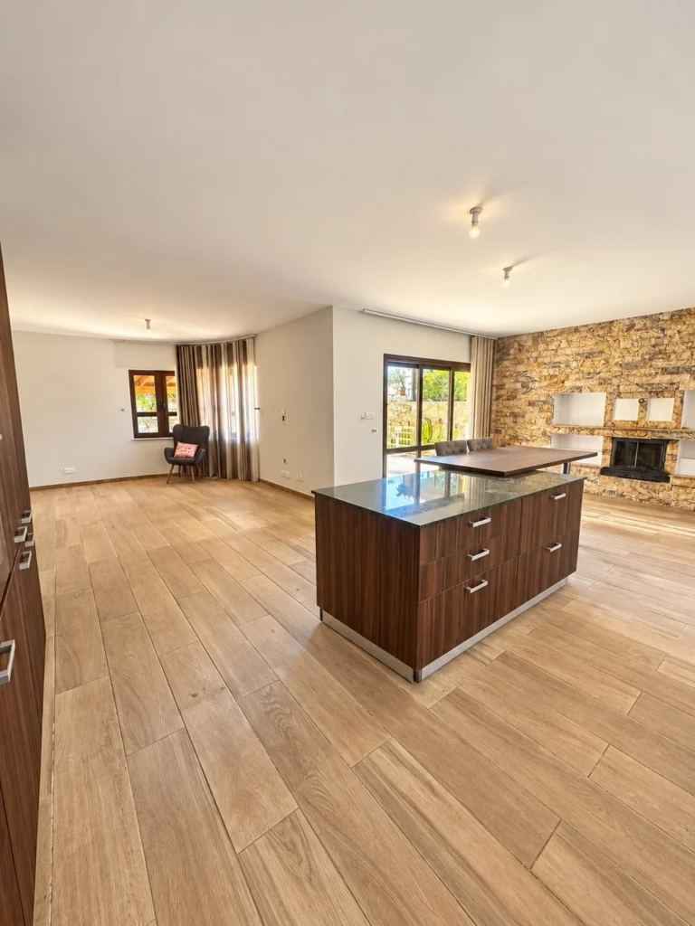 6-bedroom house with garden and covered parking in Latsia