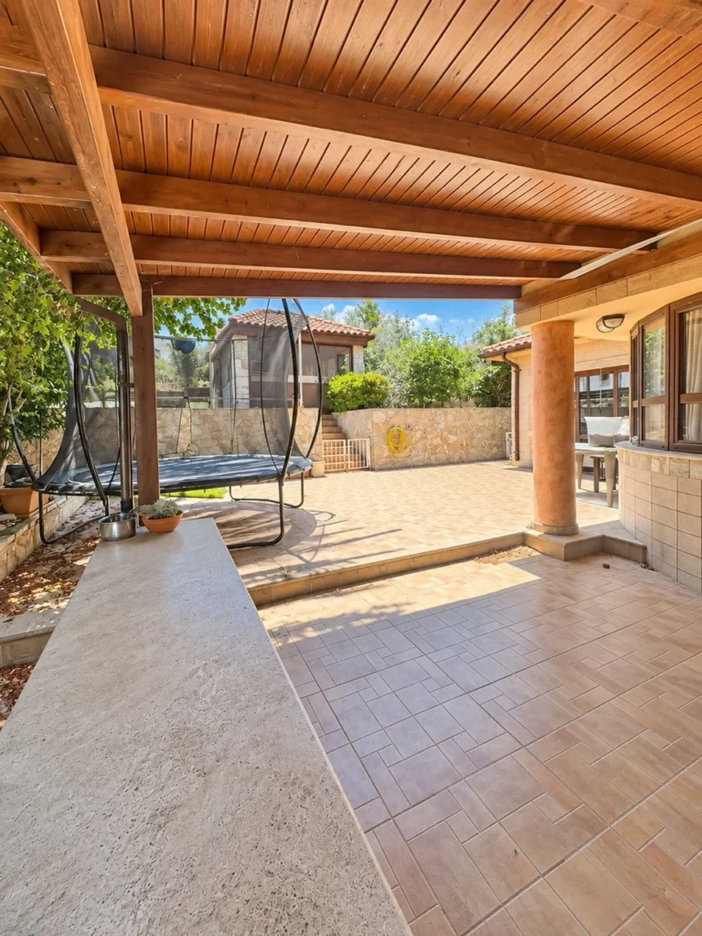 6-bedroom house with garden and covered parking in Latsia photo 8