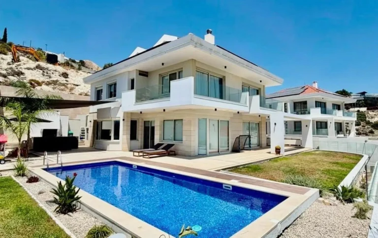 5 Bedroom House for Rent in Agios Tychonas, Limassol District