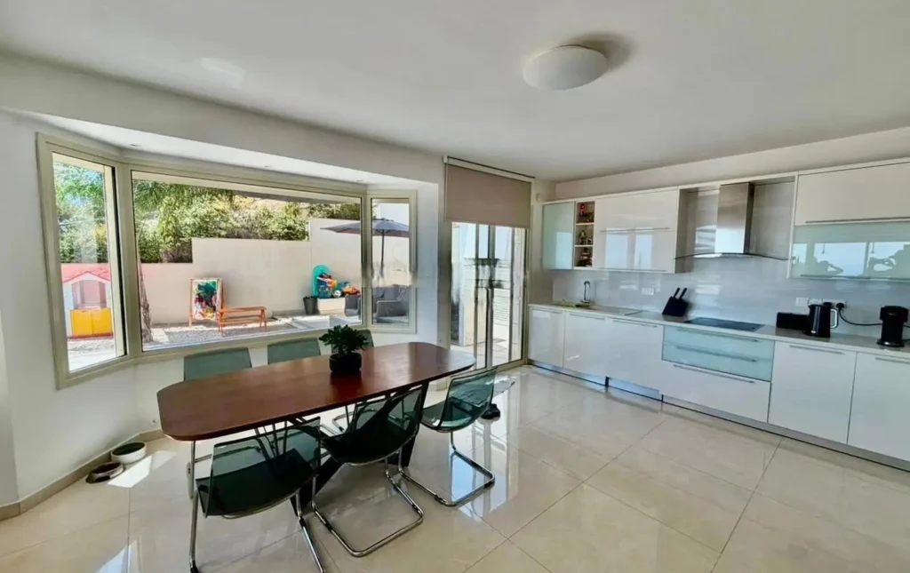 5-bed luxury villa with pool and sea views in Agios Tychonas photo 5