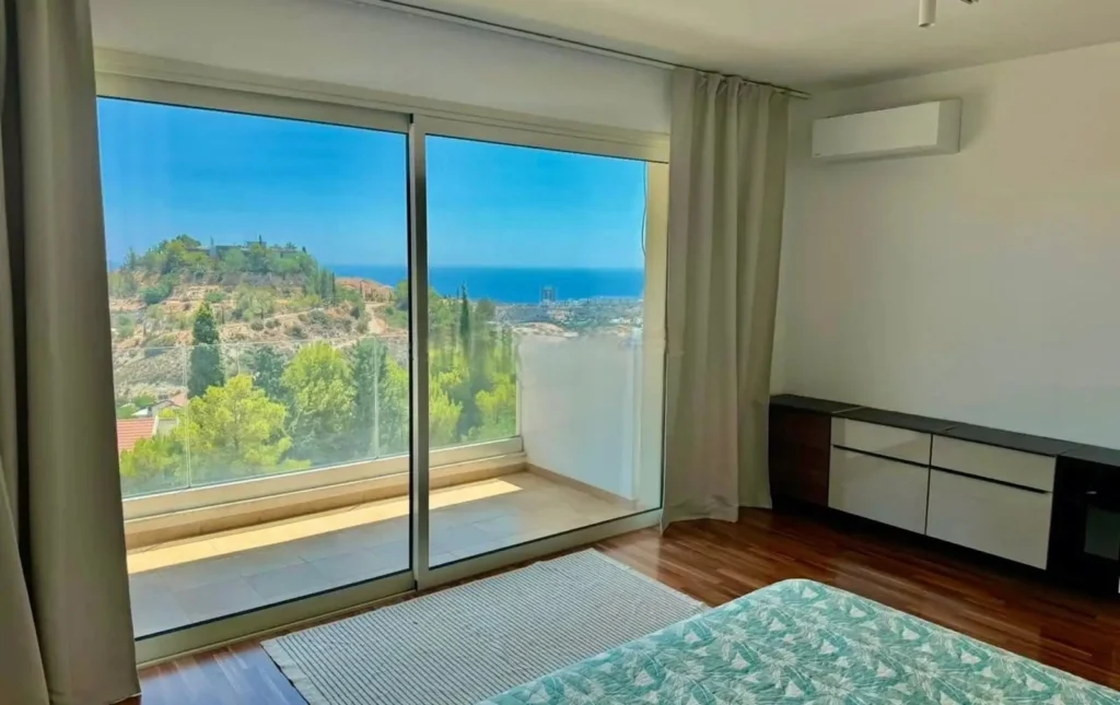 5-bed luxury villa with pool and sea views in Agios Tychonas photo 8