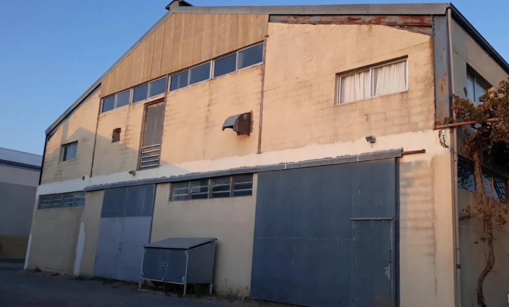 1,000 m² commercial warehouse building for sale in Ypsonas photo 2