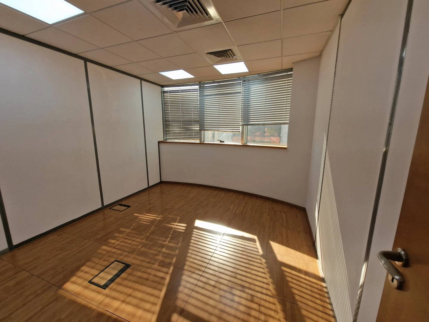 180m² Office for Rent