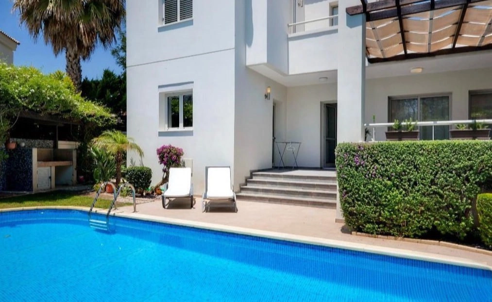 3-bed villa with private pool and sea view in Agios Tychonas