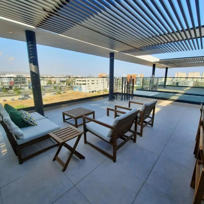 2-bed furnished apartment with roof garden in Mesa Geitonia, Limassol photo 2