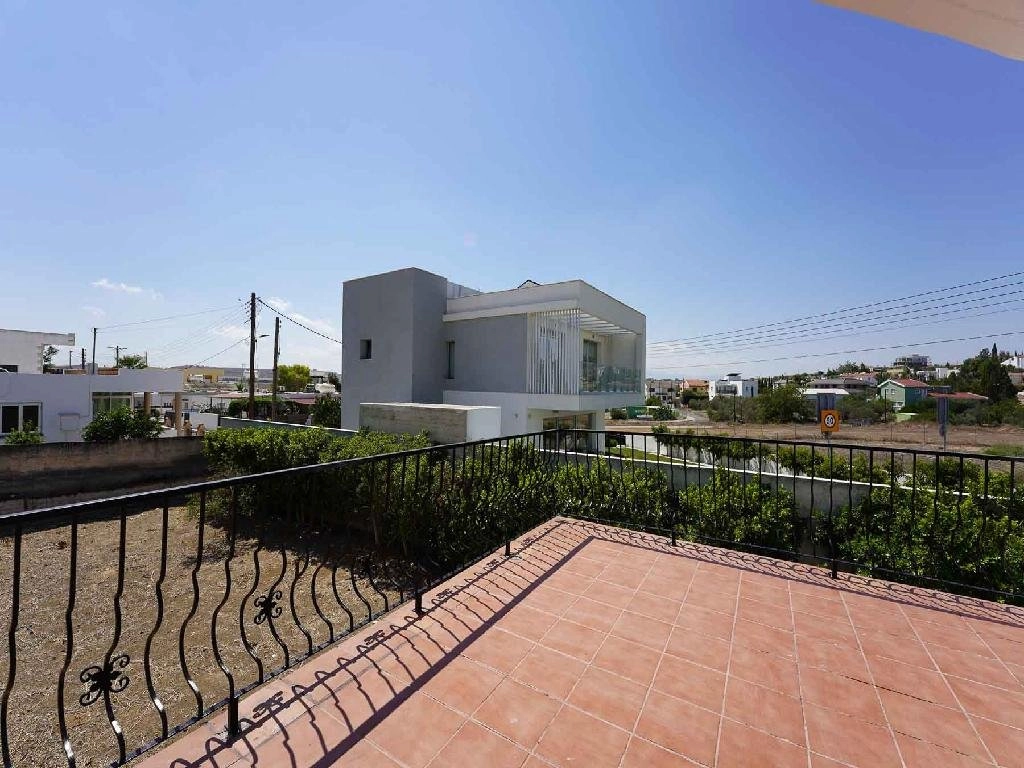 4-bed detached house with semi-basement in Geri photo 11