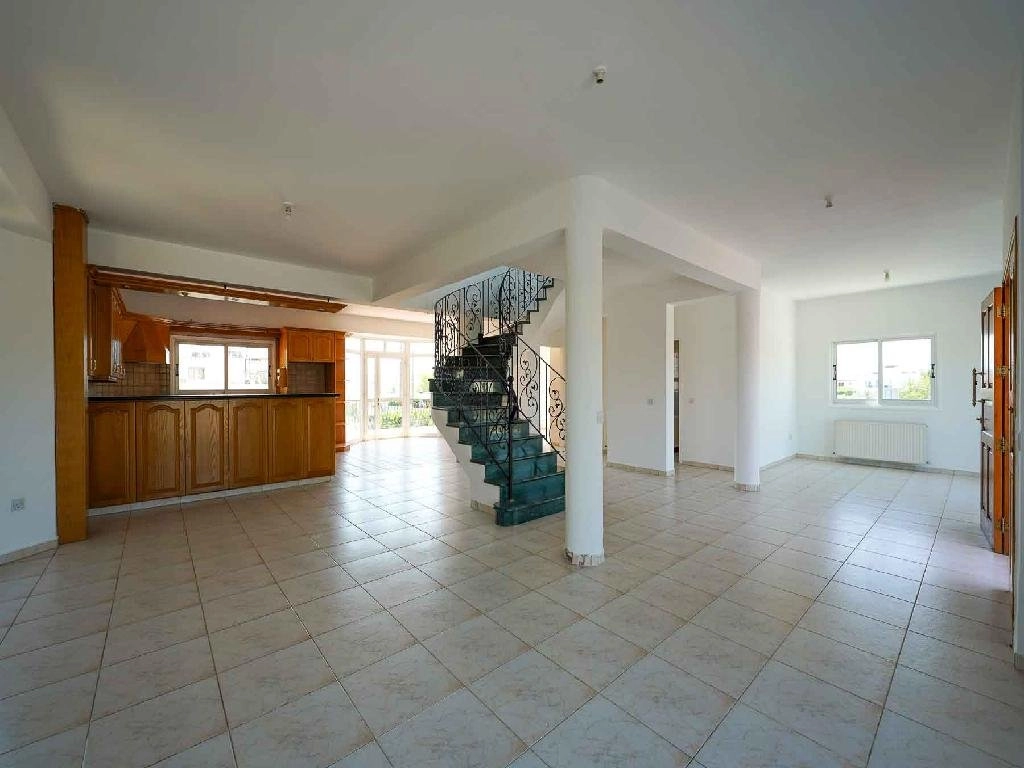4-bed detached house with semi-basement in Geri photo 2