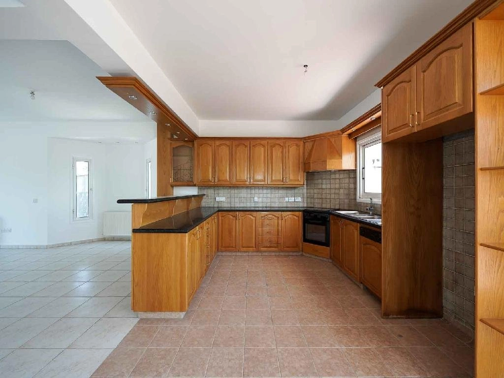 4-bed detached house with semi-basement in Geri photo 3