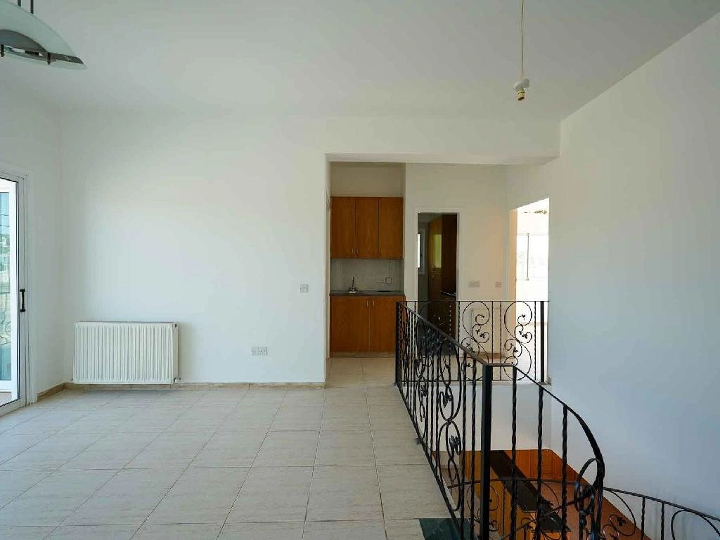 4-bed detached house with semi-basement in Geri photo 4