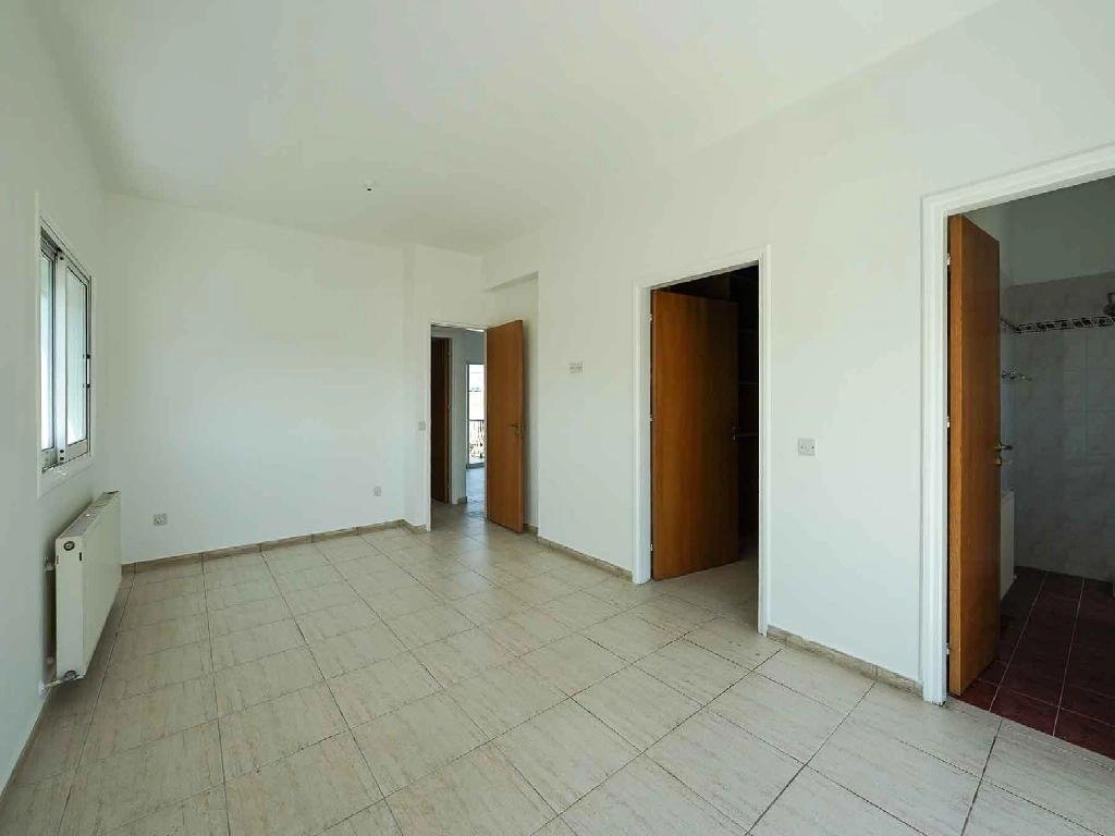 4-bed detached house with semi-basement in Geri photo 5