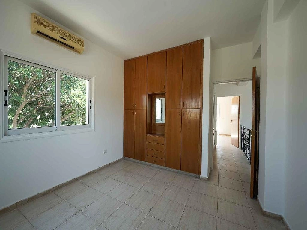 4-bed detached house with semi-basement in Geri photo 6
