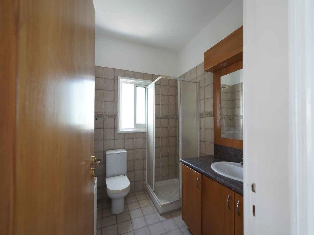 4-bed detached house with semi-basement in Geri photo 9