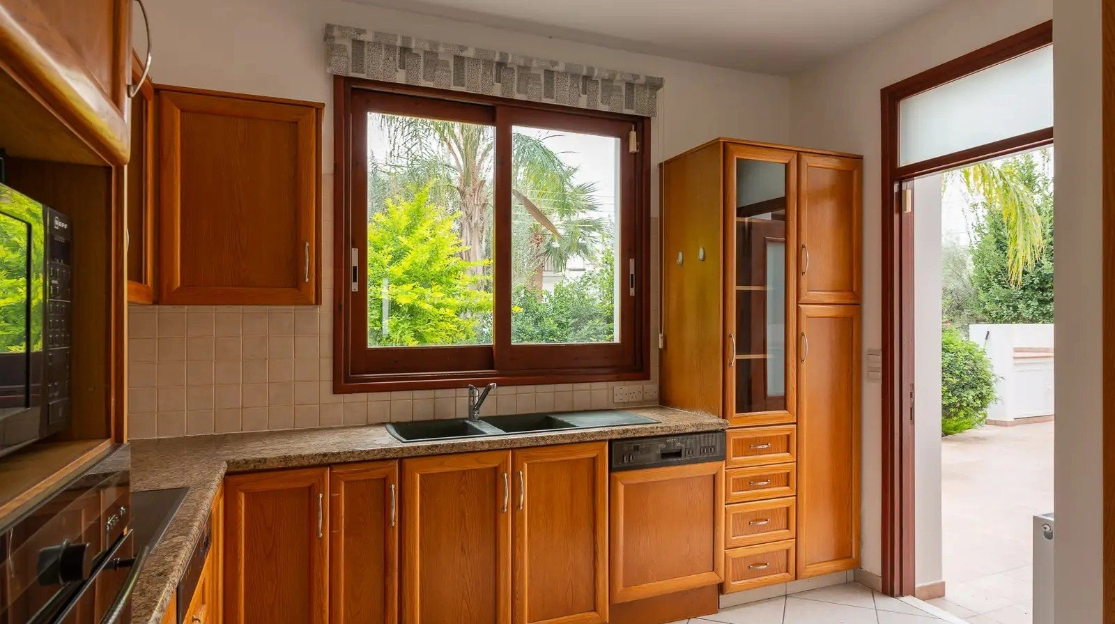 5 Bedroom House for Rent in Agios Dometios, Nicosia District