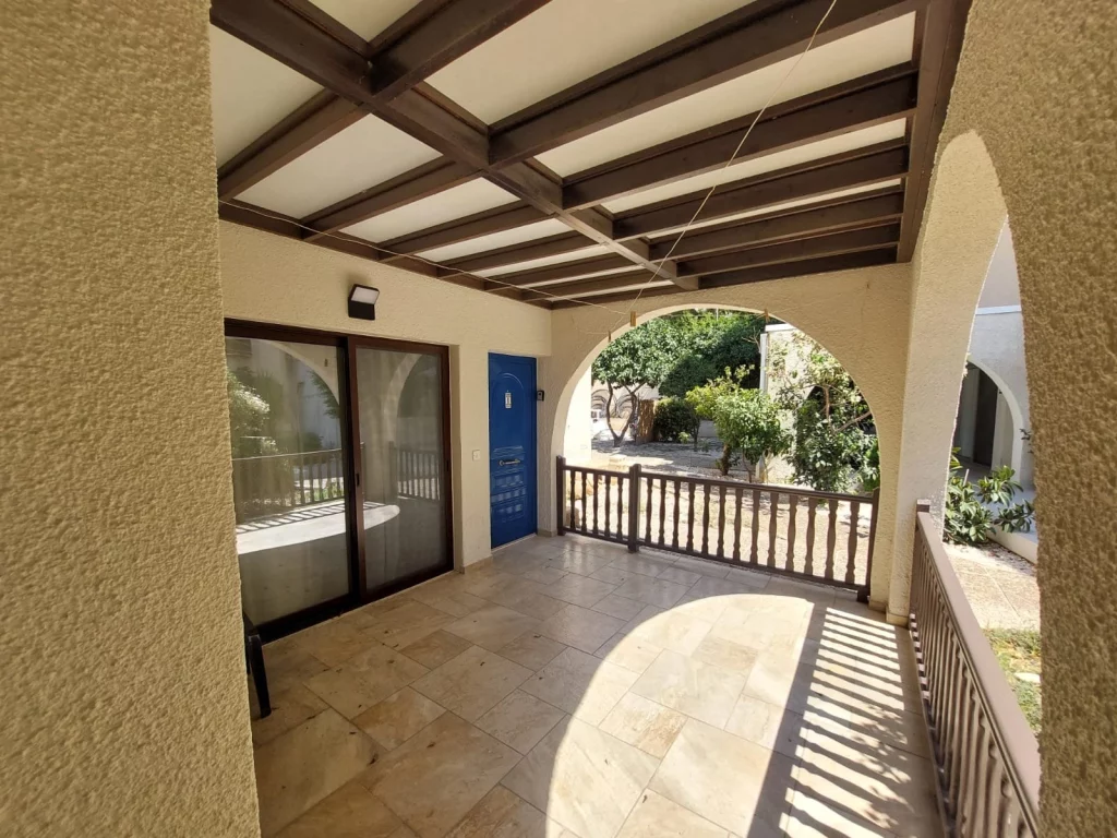 3-bed furnished apartment with veranda near Agios Tychonas beach photo 3