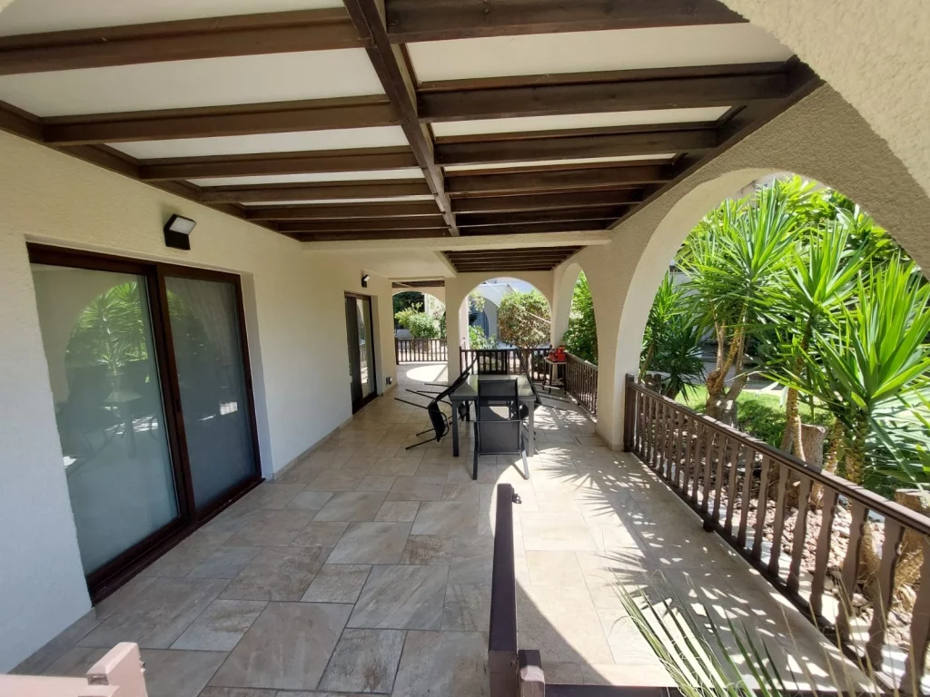 3-bed furnished apartment with veranda near Agios Tychonas beach photo 8