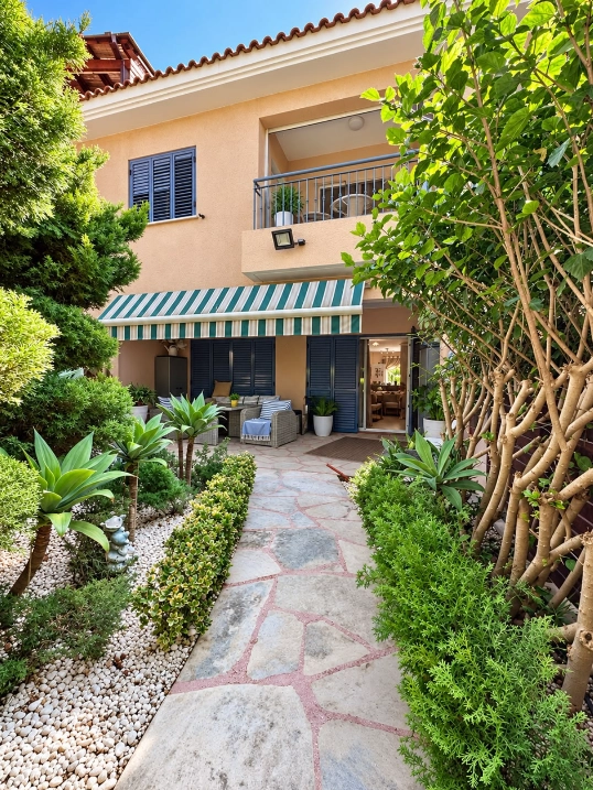4-bed townhouse near the beach in Kato Paphos photo 1