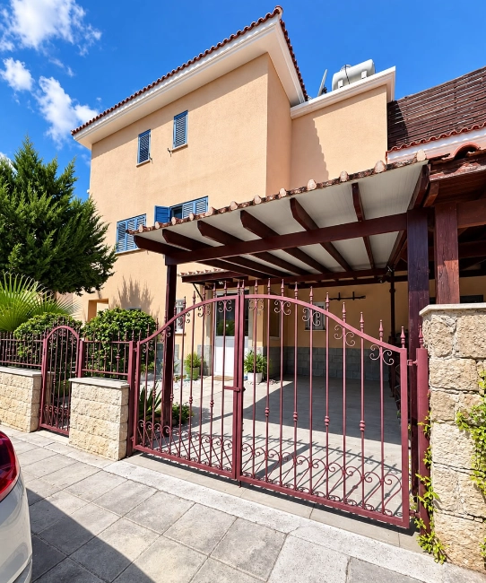 4-bed townhouse near the beach in Kato Paphos photo 4