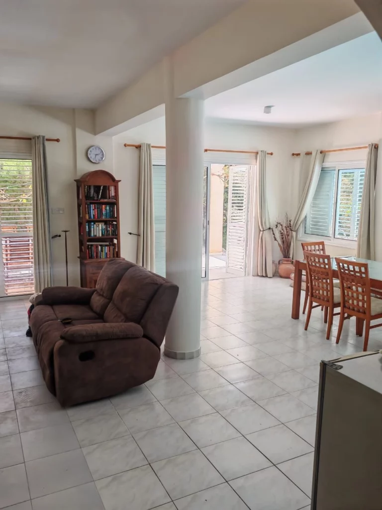 3-bed renovated villa with pool in Coral Bay photo 1