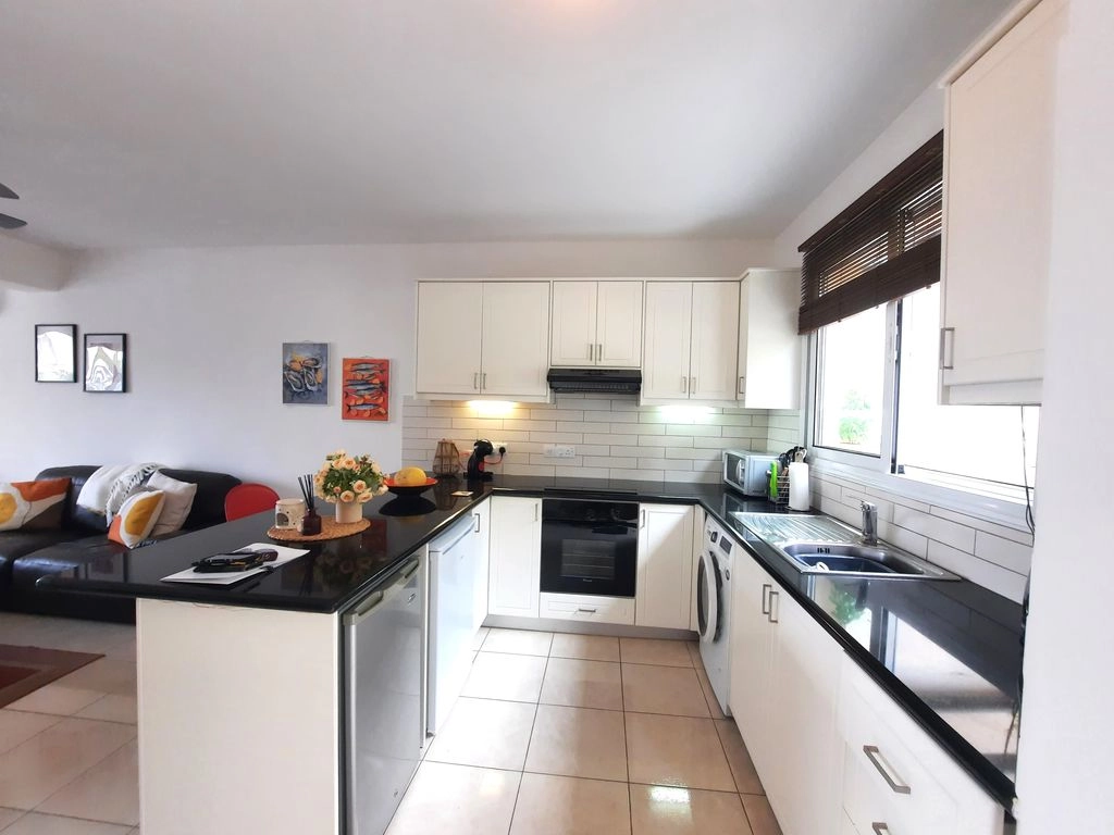 2-bed townhouse with communal pools in Argaka photo 3