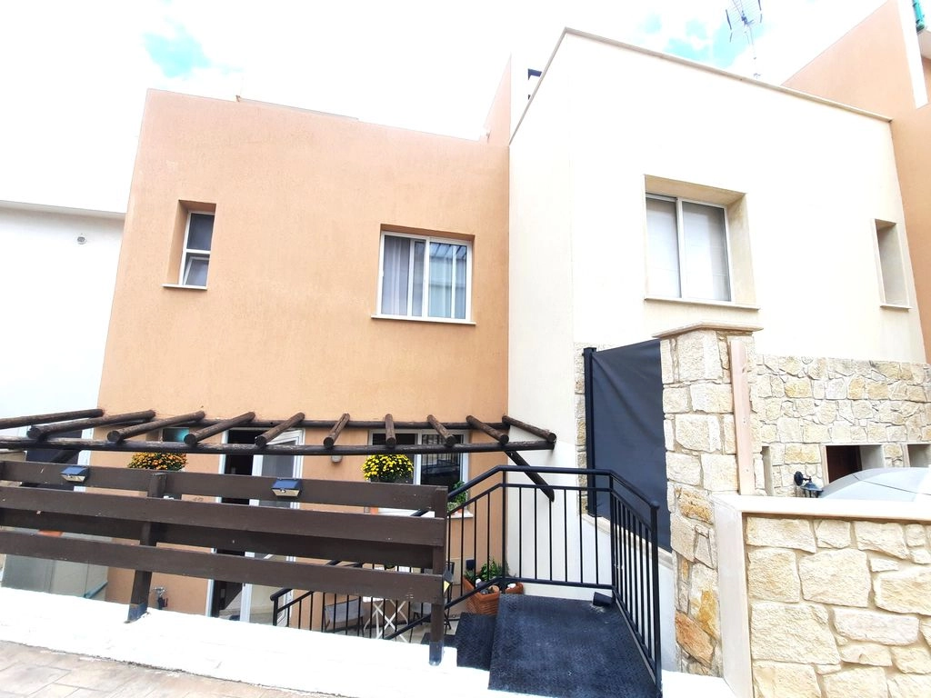 2-bed townhouse with communal pools in Argaka photo 4