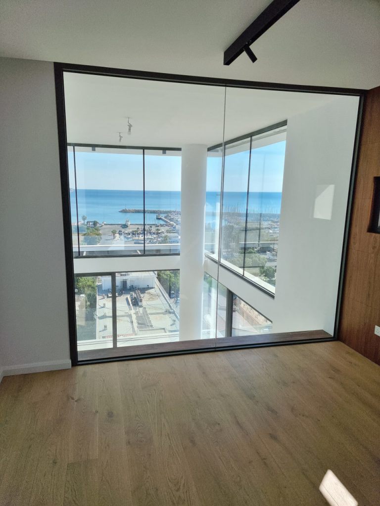 3-bed penthouse with veranda near the sea in Larnaca photo 8