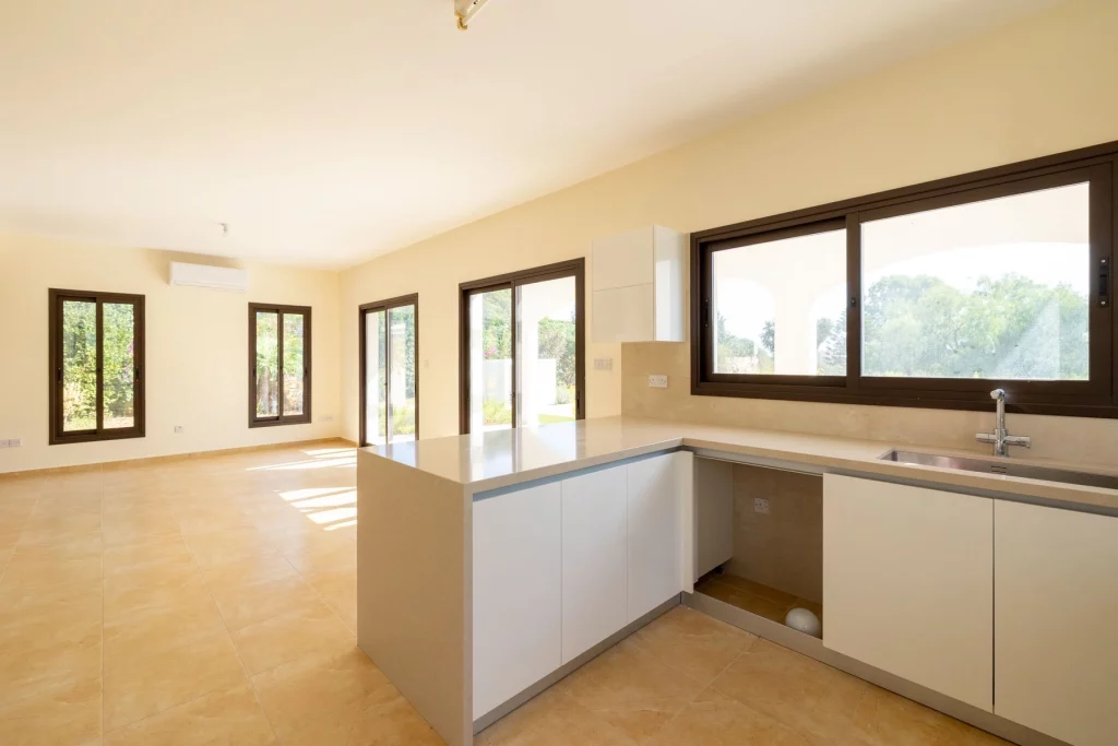 4-bed villa with pool and sea views in Kouklia photo 10