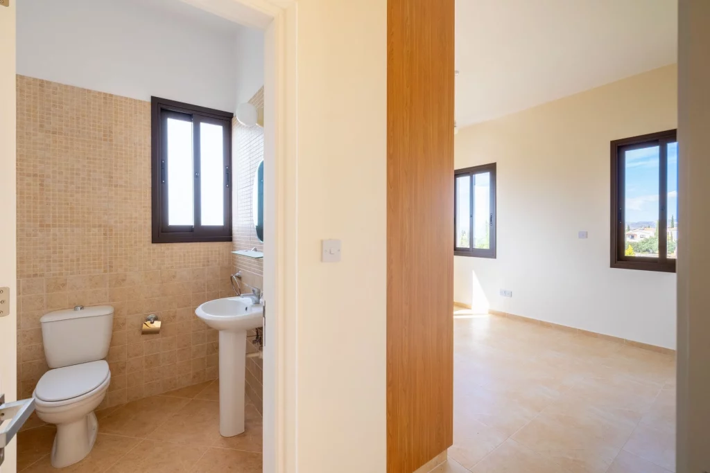 4-bed villa with pool and sea views in Kouklia photo 15