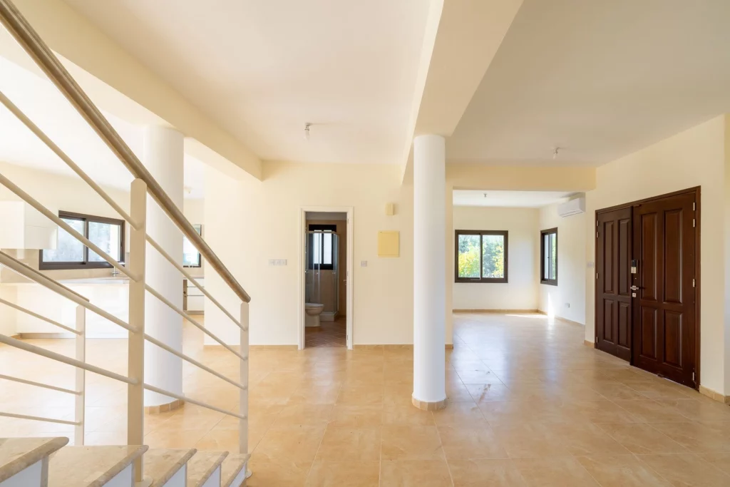 4-bed villa with pool and sea views in Kouklia photo 6