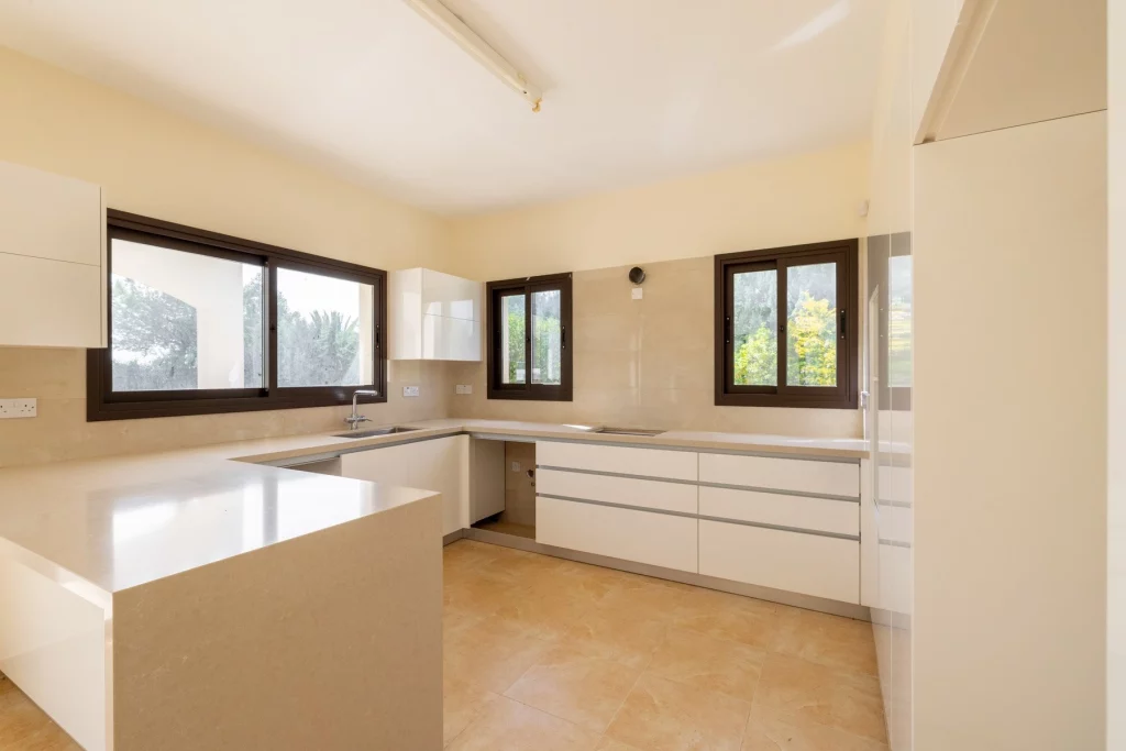 4-bed villa with pool and sea views in Kouklia photo 8