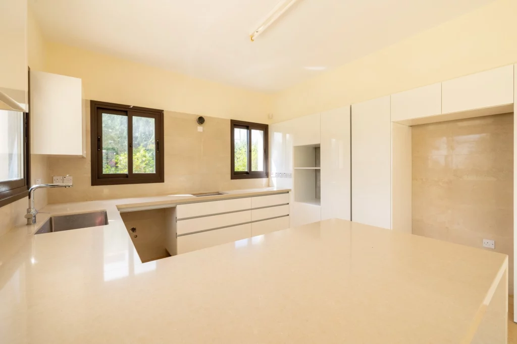 4-bed villa with pool and sea views in Kouklia photo 9