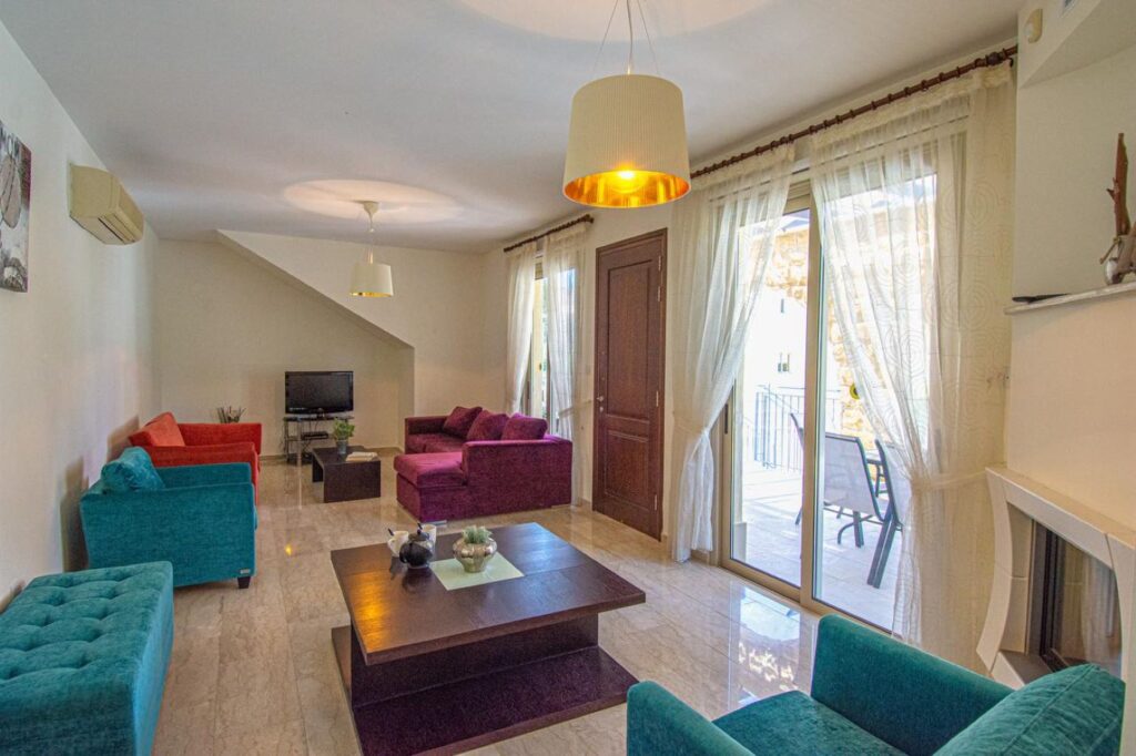 3-bed beachfront villa with pool in Polis Chrysochous photo 12