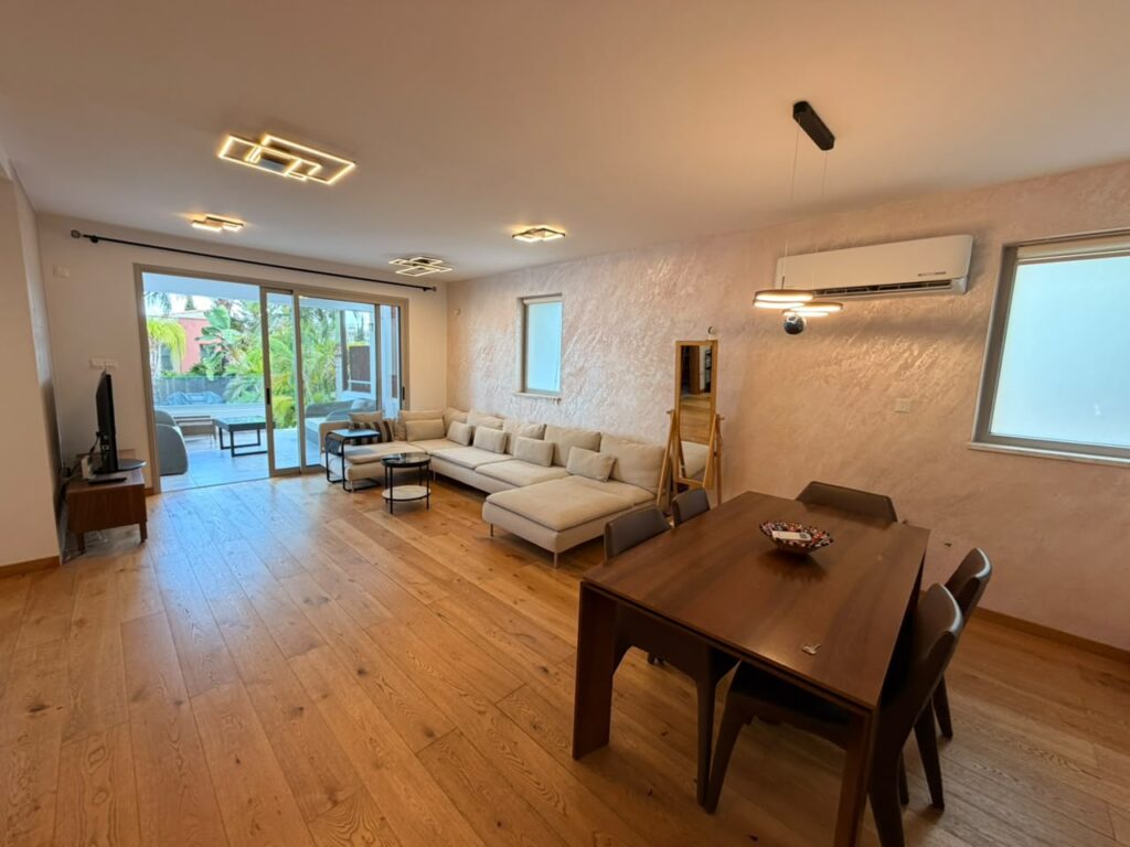 4-bed renovated villa with private pool for rent in Amathus, Limassol photo 12
