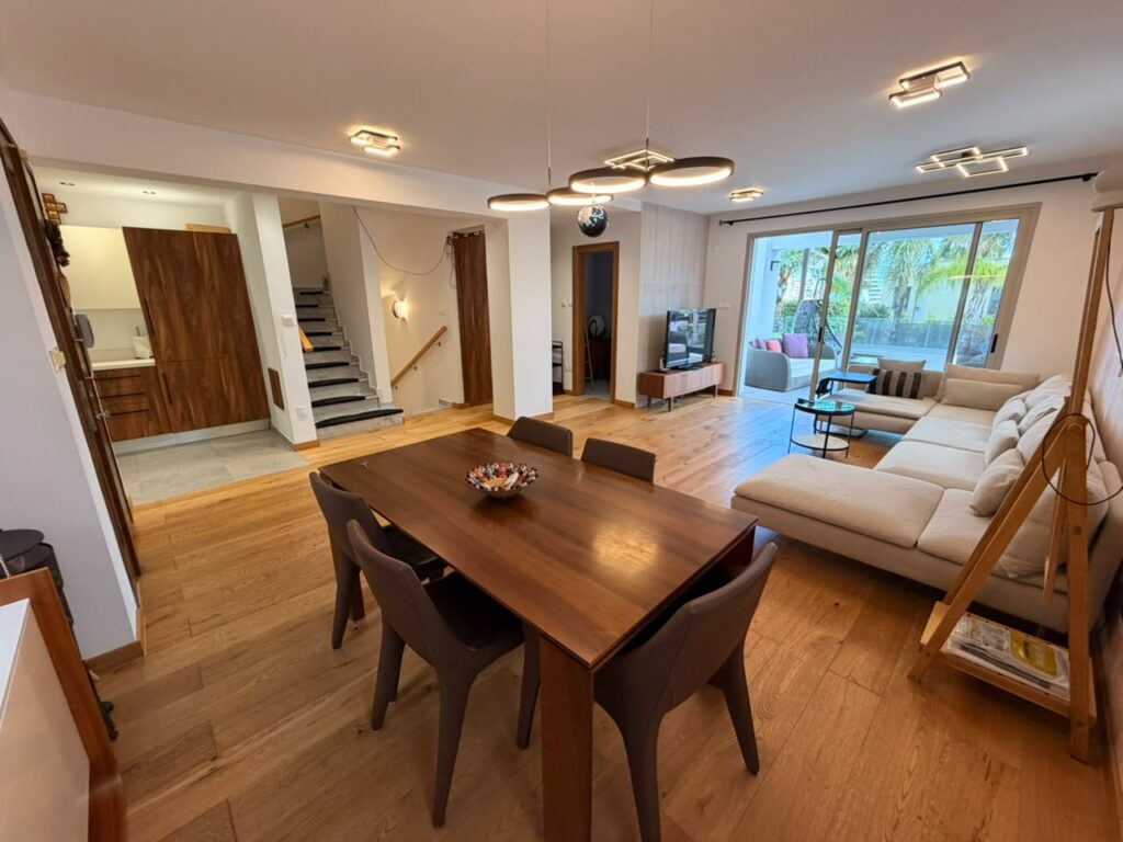 4-bed renovated villa with private pool for rent in Amathus, Limassol photo 15