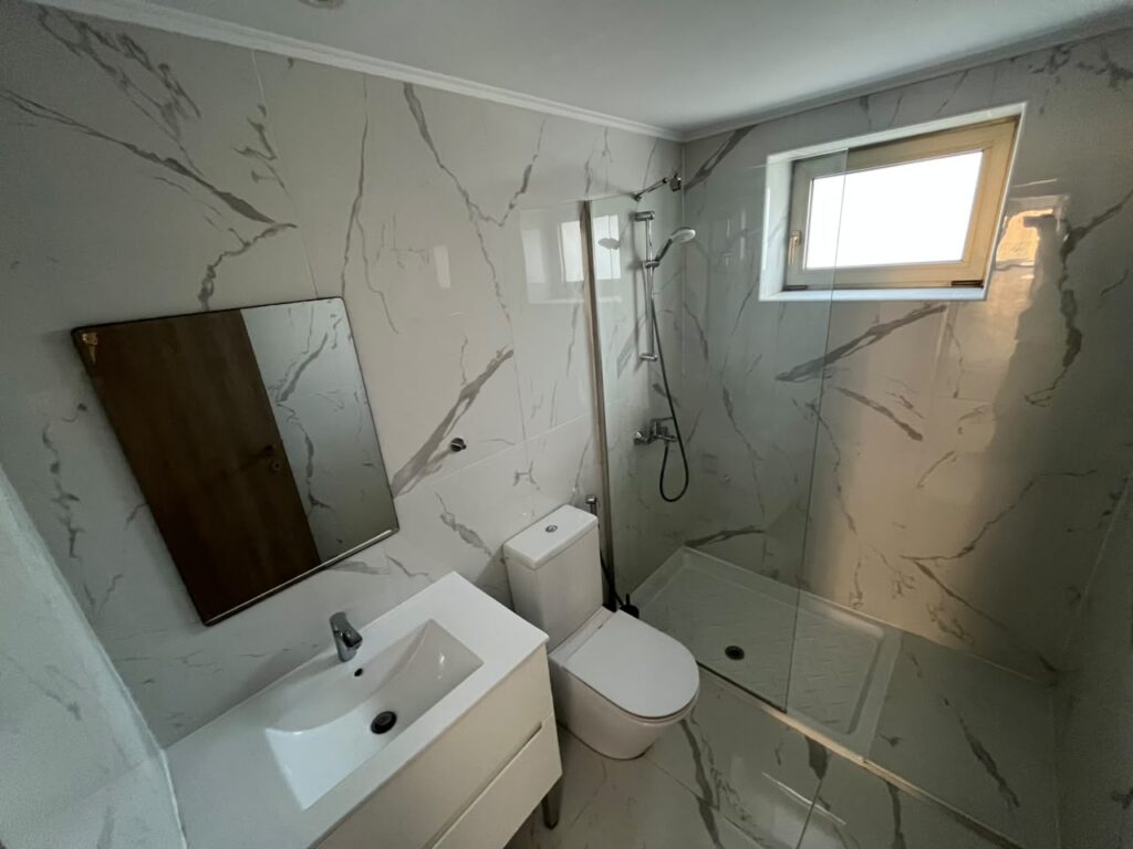 3-bed apartment with pool near the sea in Germasogeia photo 3