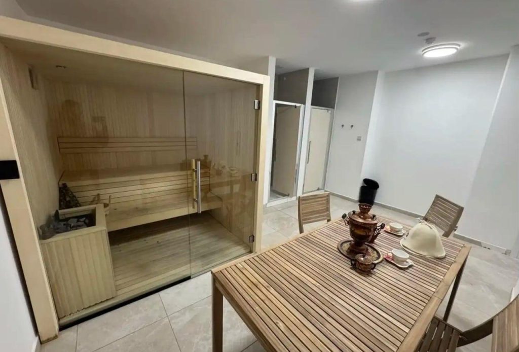 4-bed penthouse with heated pool and gym in Germasogeia photo 9