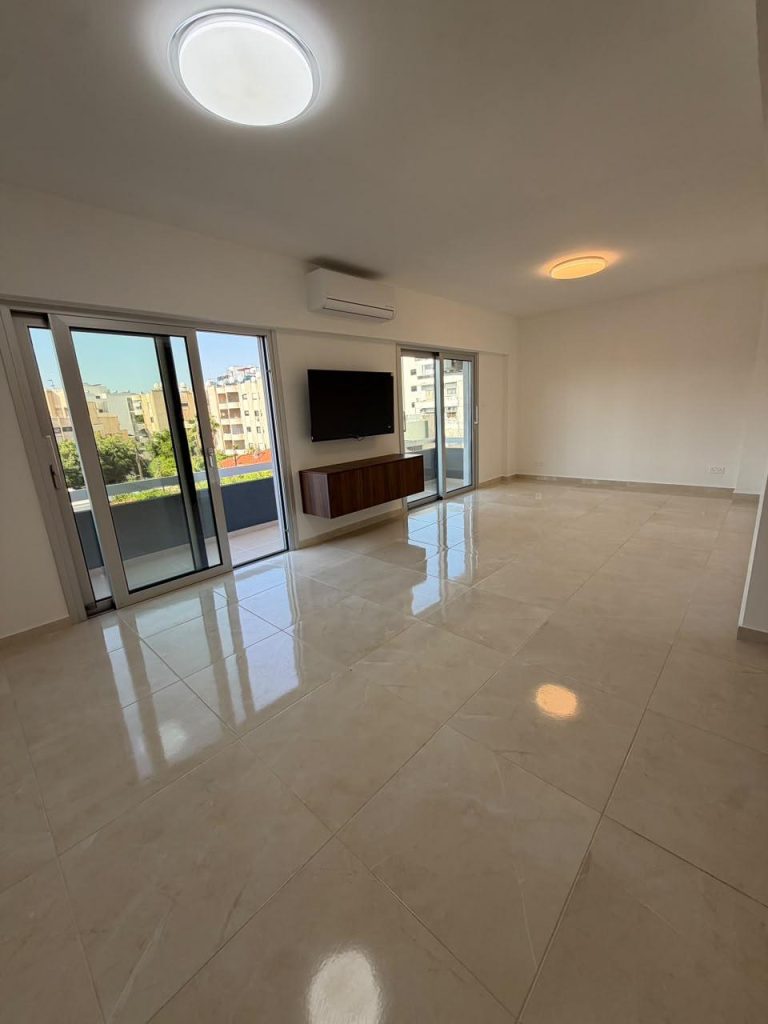3-bed apartment with roof garden in Agia Zoni, Limassol photo 3
