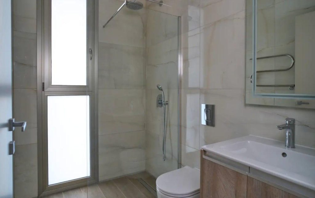2-bed apartment for rent in Molos, Limassol photo 6