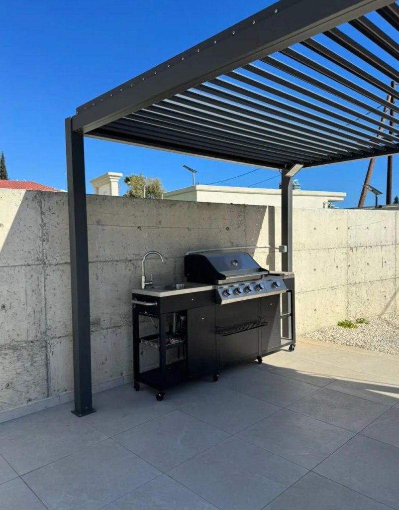 4-bed penthouse with heated pool and gym in Germasogeia photo 4