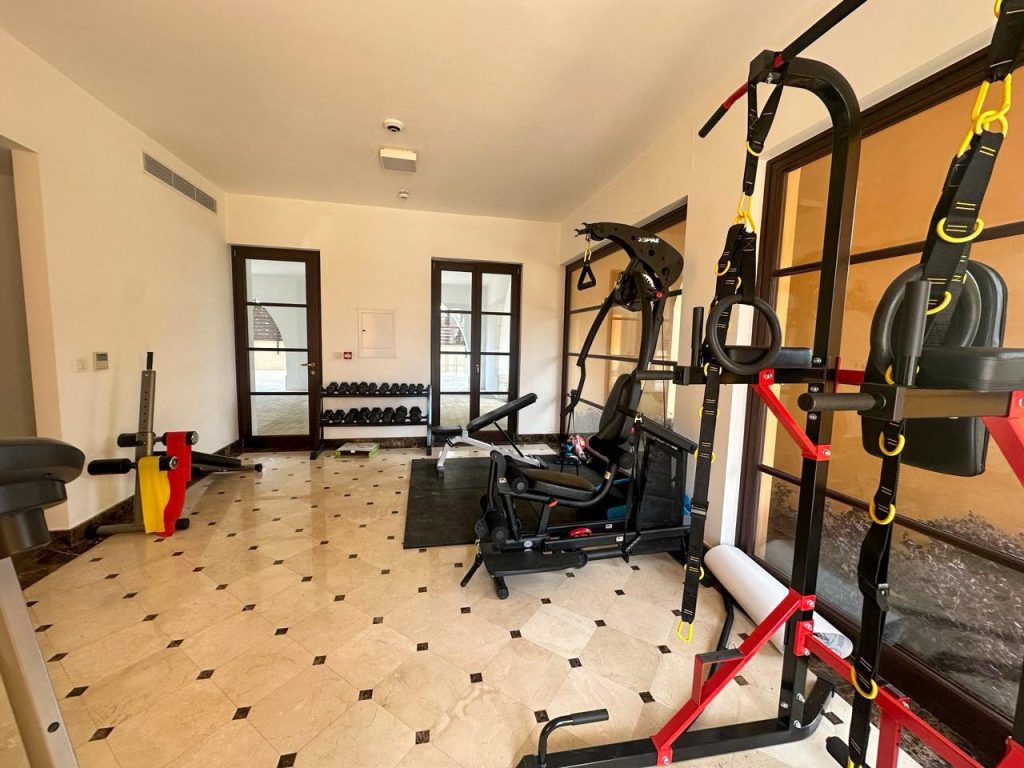 5-bed luxury penthouse with private pool in Germasogeia photo 7