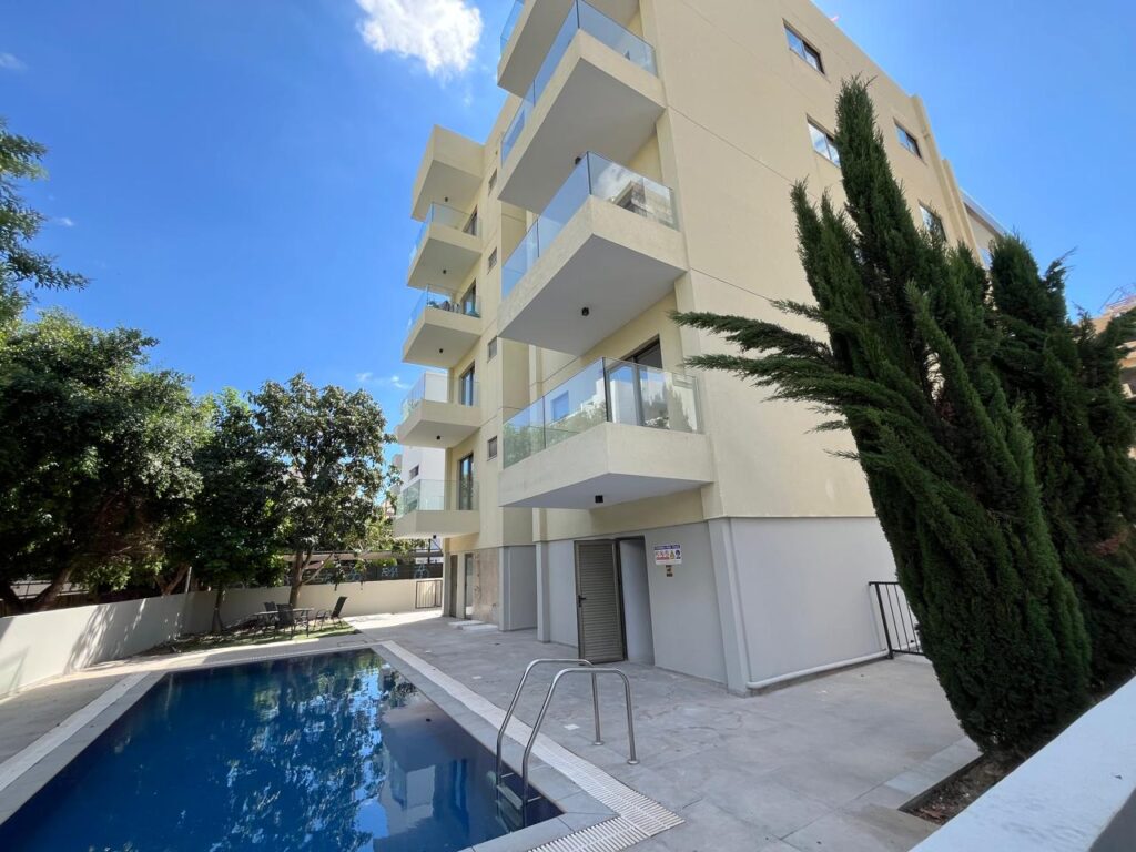 3-bed apartment with pool near the sea in Germasogeia photo 4
