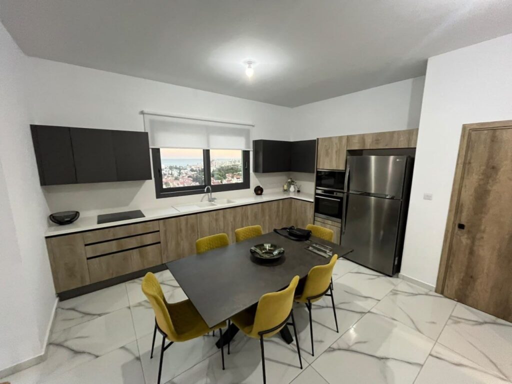 3-bedroom furnished apartment with sea view in Germasogeia photo 3