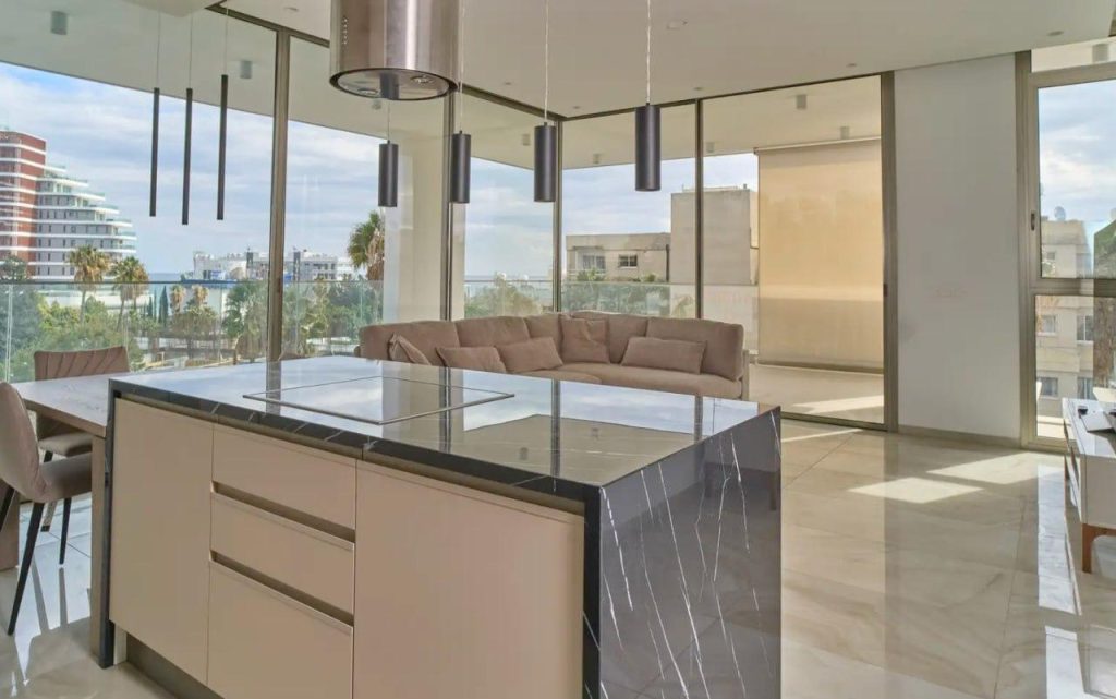 2-bed apartment for rent in Molos, Limassol photo 2