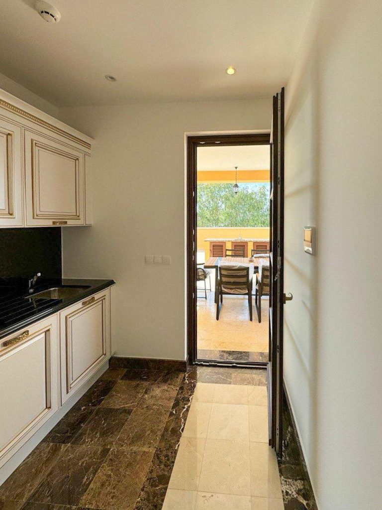 5-bed luxury penthouse with private pool in Germasogeia photo 9