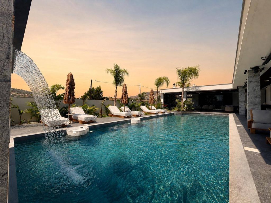 4-bed villa with pool in Parakleisha photo 1