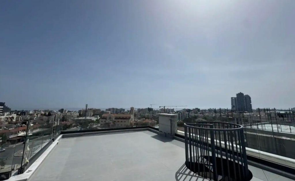 4-bed penthouse with heated pool and gym in Germasogeia photo 5