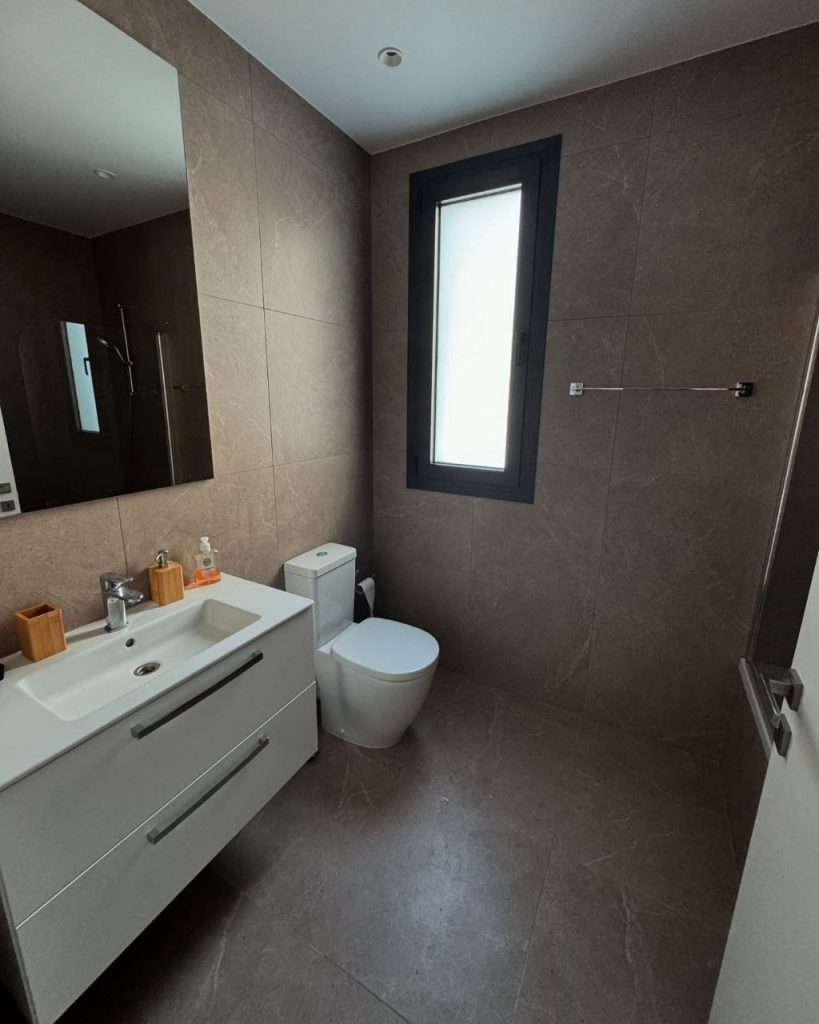 2-bed apartment in Limassol Centre photo 6